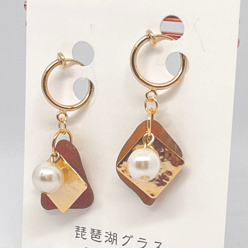 琵琶湖グラス スクエアチャーム付きイヤリング