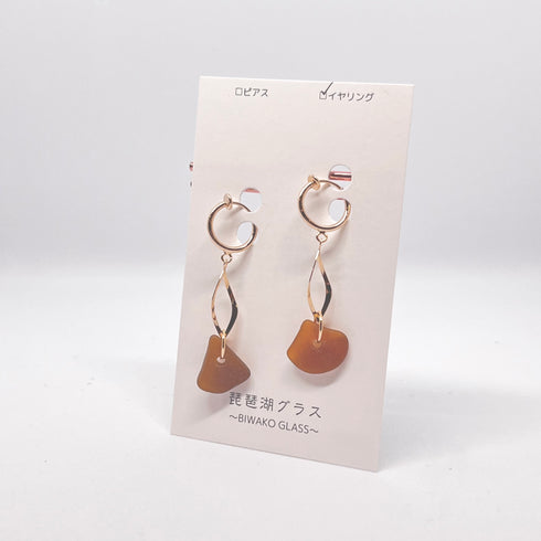 琵琶湖グラス ひねりチャームのスタイリッシュイヤリング