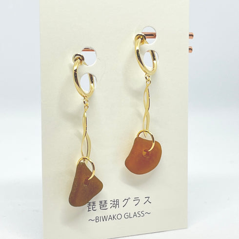 琵琶湖グラス ひねりチャームのスタイリッシュイヤリング