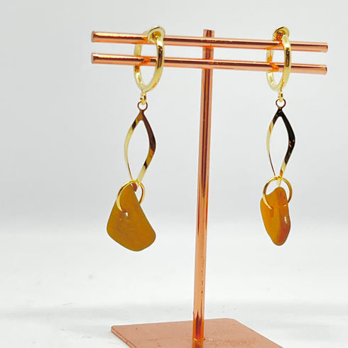 琵琶湖グラス ひねりチャームのスタイリッシュイヤリング