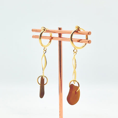 琵琶湖グラス ひねりチャームのスタイリッシュイヤリング