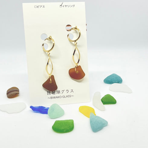 琵琶湖グラス ひねりチャームのスタイリッシュイヤリング